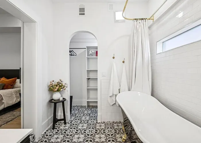 Wright Street Royale- New Downtown With Pool!