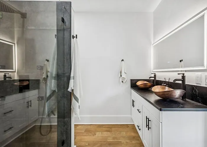 Holiday home Wright Street Royale- New Downtown With Pool!